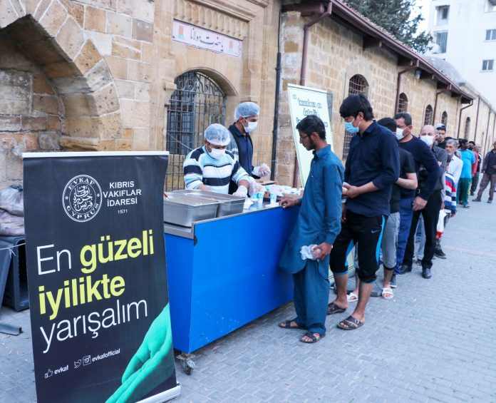 kktcde_mevlevi_tekkesinin_onunde_iftar_gelenegi_yasatiliyor-3.jpg
