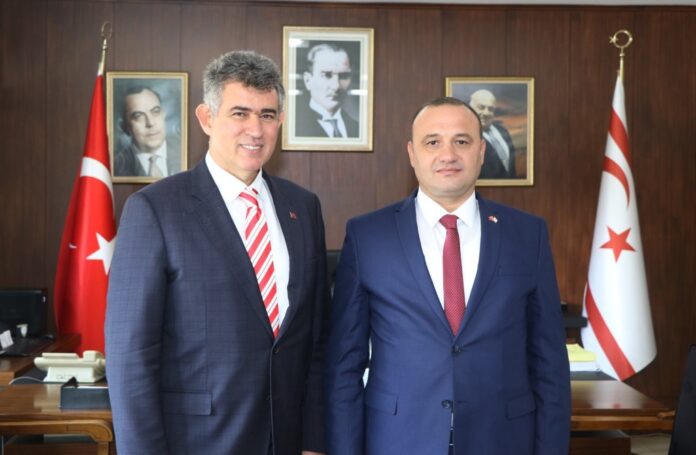 turkiye-cumhuriyeti-lefkosa-buyukelcisi-metin-feyzioglu-maliye-bakani-alisan-sani-ziyaret-etti-1-.jpg
