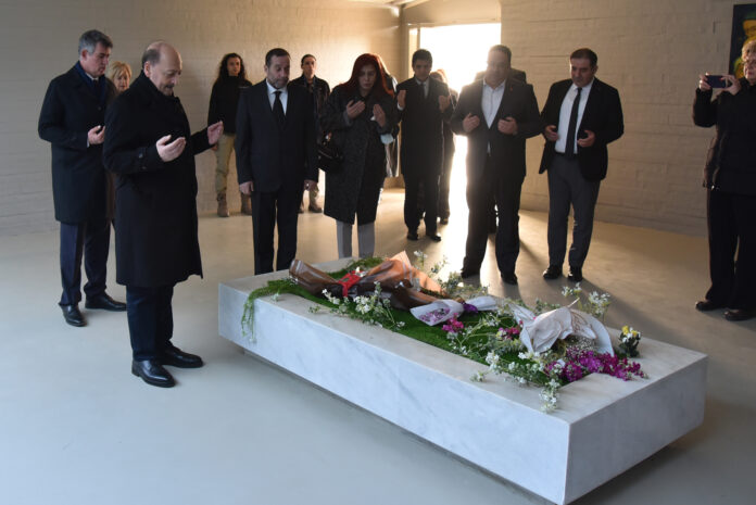 tc-calisma-ve-sosyal-guvenlik-bakani-vedat-bilgin-denktasin-anit-mezarini-ziyaret-edecek-ve-celenk-koydu-1-ero-3-.jpg