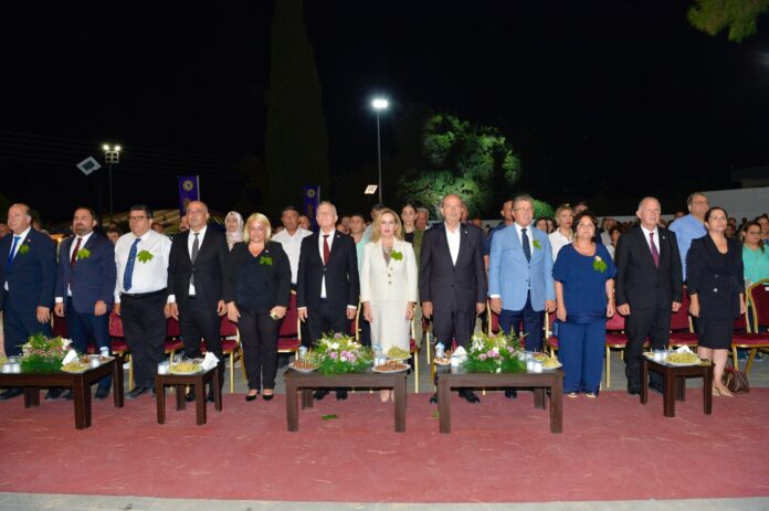 ersin-tatar-ve-sibel-tatar-mehmetcik-uzum-festivaline-katildi-2-scaled.jpeg