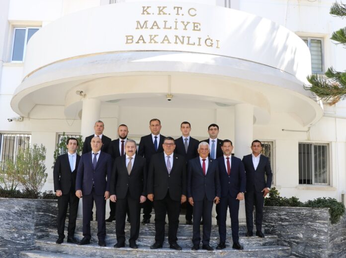 maliye-bakani-berova-belediyeler-birligi-ile-azerbaycan-belediyeleri-birligi-baskanlarini-kabul-etti5.jpg