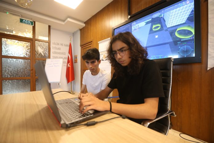 1746105112840AA-20250501-37810095-37810088-HATAYLI_OGRENCILER_TEKNOFESTIN_UCAN_ARABA_SIMULASYON_YARI.jpeg
