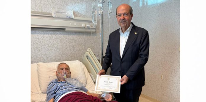 1754067643912_Cumhurbaskani-Ersin-Tatar-TMT-mensubu-Gazi-Nuri-Piroyu-tedavi-gordugu-hastanede-ziyare.jpeg